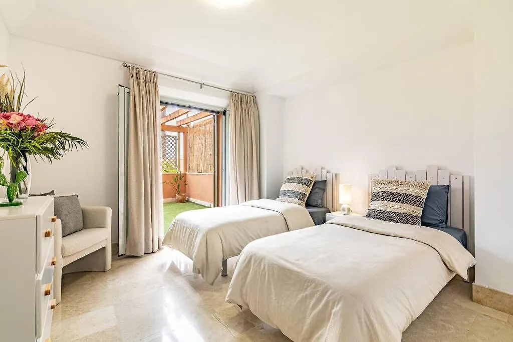 Apartament Stunning Tropical Oasis 3Br, Pool And Water Views Sotogrande Hiszpania
